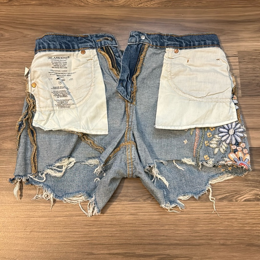 Blank NYC Embroidered Multicolored Floral The Barrow Blue Denim Zip Up Shorts 26 - Picture 14 of 15